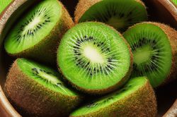 Aus den kleinen schwarzen Samen wird einmal ein stattlicher Kiwibaum, kiwis gesund