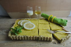 Zitronen-Tarte mit Zitronenverbenen-Boden