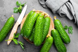 Fresh cucumbers gurken ausgeizen