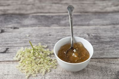 Holunderblütengelee mit Apfelsaft herstellen