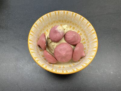 Meringues mit schwarzen Johannisbeeren Cassis