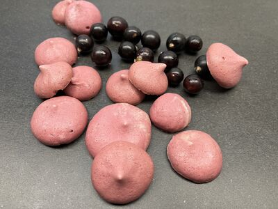 >Meringues mit  Schwarzen Johannisbeeren Cassis
