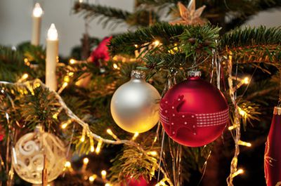 Weihnachtsbaum schmücken: Anleitung, Ideen & Tipps