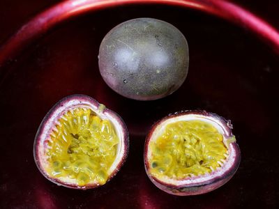 Passiflora edulis - Passionsblume und Maracujafrüchte