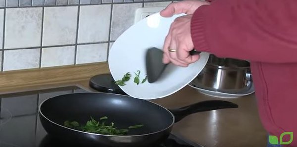 Grüntee rösten der Teeblätter