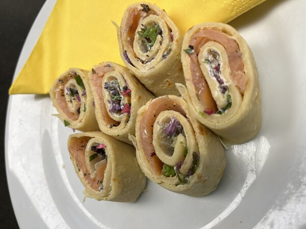 Kr�¤uter und Bl�¼ten auf Crepes Omletten mit Lachs