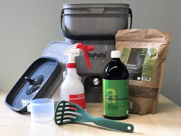 Bokashi Set, bestehend aus Bokashi Eimer 19 L, Bokashi getrocknet Sack à 600g, EM Aktiv 1 L Flasche, Foxy Plus Birchmeier Sprühflasche Bokashi Set, bestehend aus Bokashi Eimer 19 L, Bokashi getrocknet Sack à 600g, EM Aktiv 1 L Flasche, Foxy Plus Birchmeier Sprühflasche