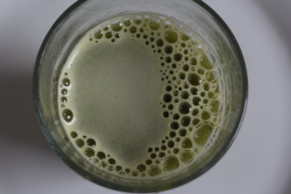 Matcha-Tee Zubereitung, Camellia sinensis Grntee, Matcha Tee Pulver aufgebrht, abschliessend aufgeschumt mit dem Prierstab