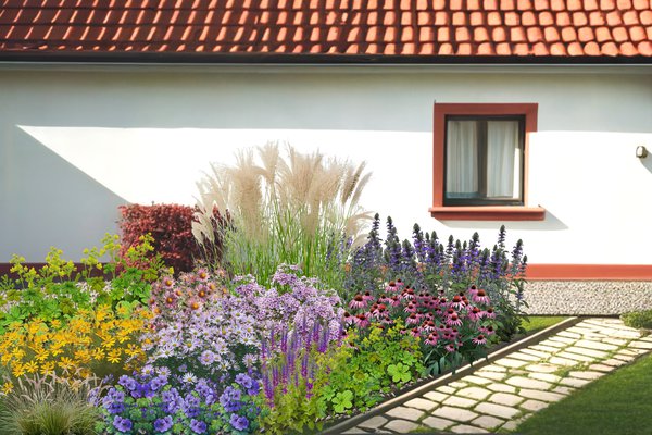 Staudenbeet Zeichnung 'Ein Kessel Buntes' - In der dargestellten Zeichnung werden alle Pflanzen blhend gezeigt, was natrlich nicht realistisch ist. Tatschlich ist die Pflanzenliste so gewhlt, dass ber einen langen Zeitraum immer etwas blht.