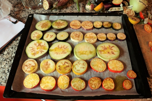 Aubergine zubereiten Auberginen im Blech vor dem Backofen Lubera