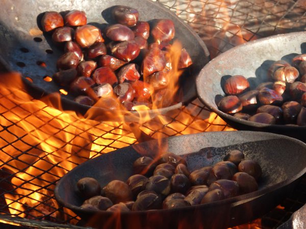 Esskastanien zubereiten Maronipfanne mit Lcher