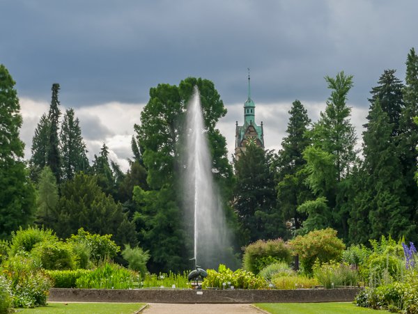 Botanischer Garten mit Kranichskulptur