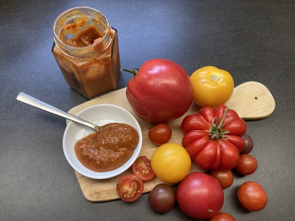 Tomatenketchup, selber gemacht, mit Datteln statt Zucker