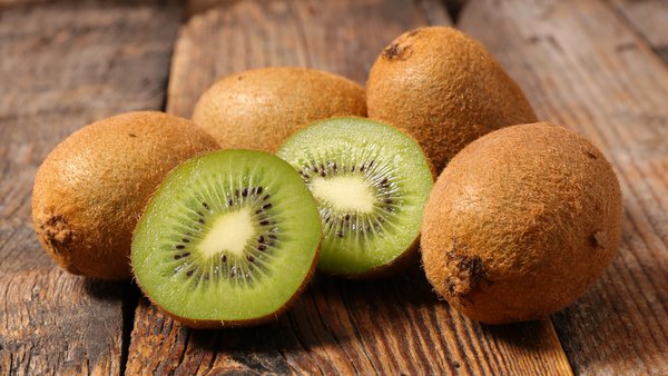 Kiwis sind reich an Vitamin C.