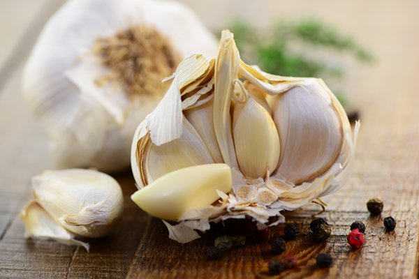 Knoblauch ist ein bewährtes Hausmittel gegen Ameisen