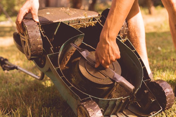 Messer schärfen gehört zu den leichtesten Tätigkeiten der Rasenmäher Reparatur