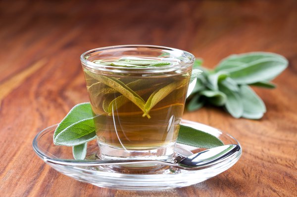 Salbei Verwendung: Tee gegen Mund- und Rachenentzündungen.