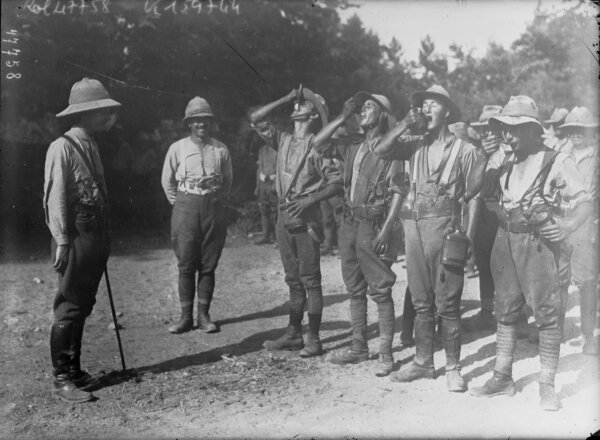 Englische Soldaten beim Genuss von chininhaltigem Tonic Water gegen Malaria im ersten Weltkrieg