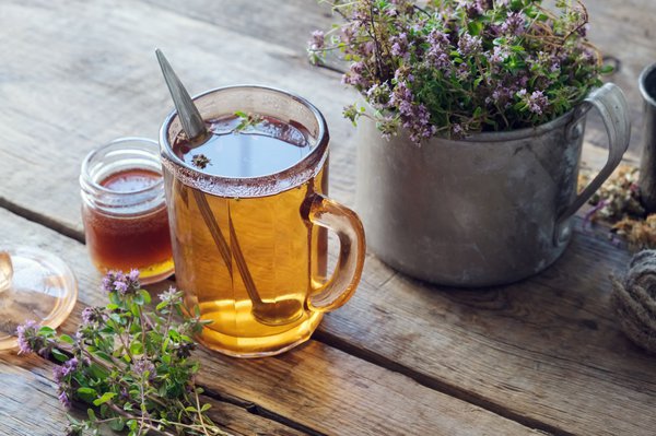 Thymian Hustensaft kann auch in Tee gerührt werden