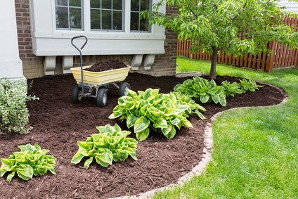 Gartenvlies mit Erde bedeckt