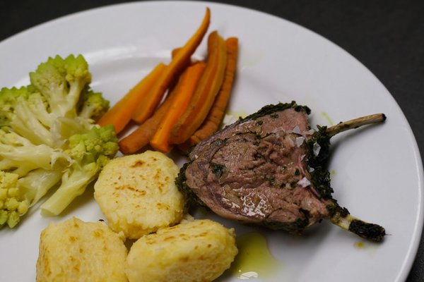 Rezept Lamm-Kotelett mit FrÃ¼hlingskrÃ¤utermantel, Pascale Treichler